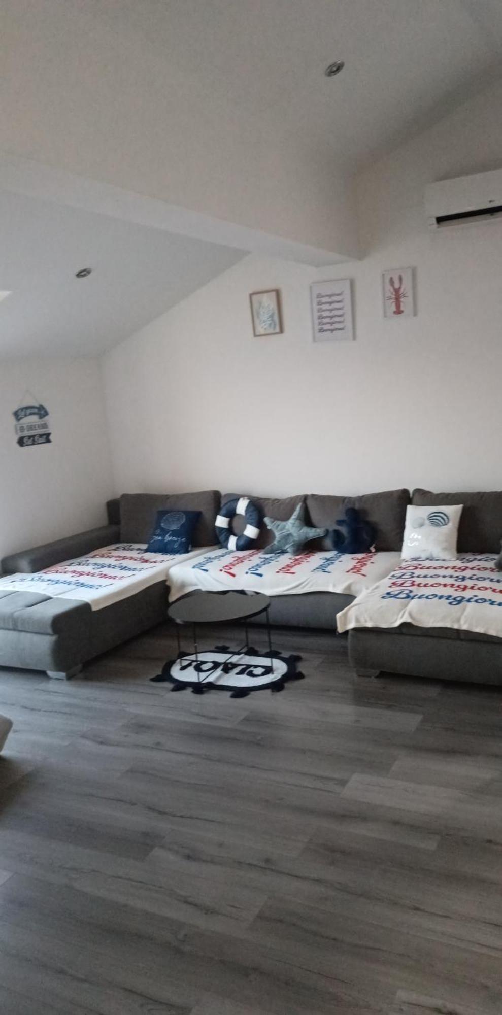 Angella Apartment Dugi Rat Buitenkant foto